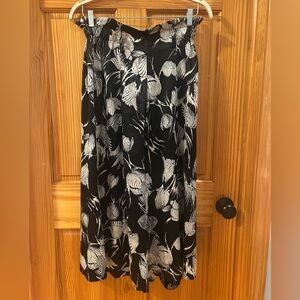 Elegant Silky Black and White Floral Palazzos! 👯‍♀️👯‍♀️